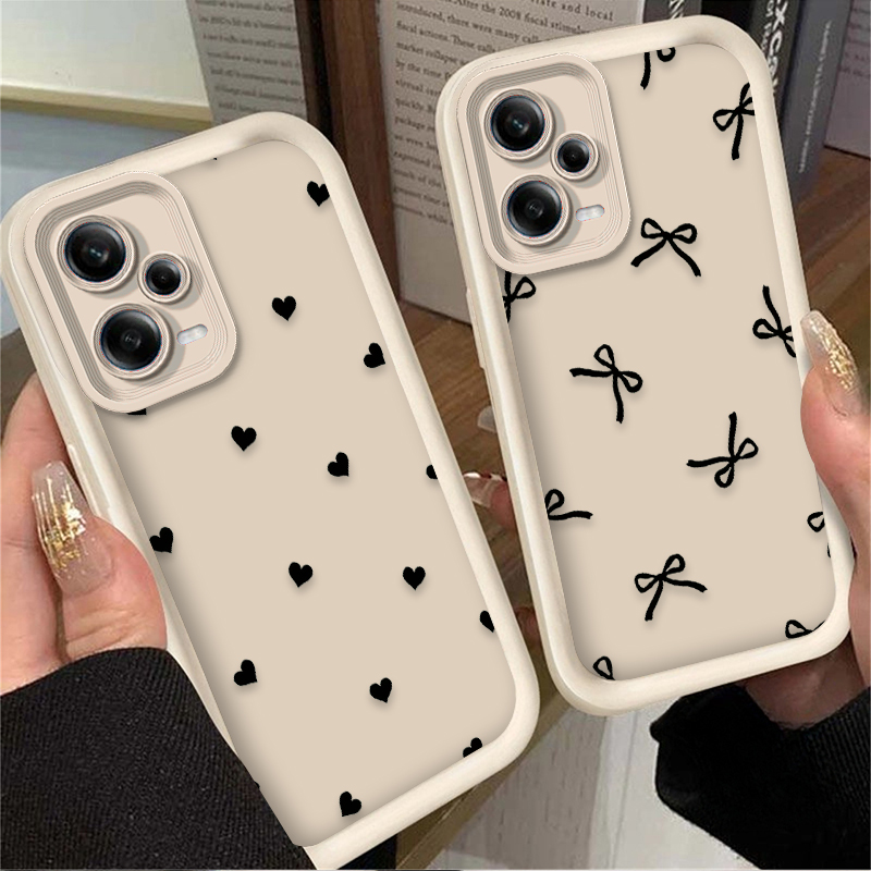 جراب هاتف أسود بتصميم قلب الحب - مراجعة Xiaomi Redmi Note 13 وسعره