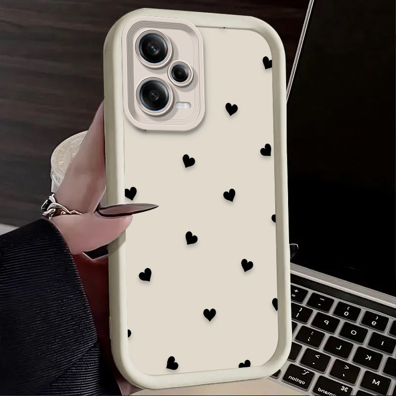 جراب هاتف أسود بتصميم قلب الحب - مراجعة Xiaomi Redmi Note 13 وسعره